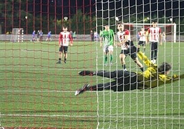 Igartua transforma el penalti que sirvió para que el 'Haundi' abriera el marcador ante el Hernani.