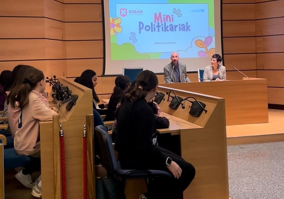 Los 'mini políticos' adolescentes celebraron un pleno municipal para tratar proyectos que les preocupan.