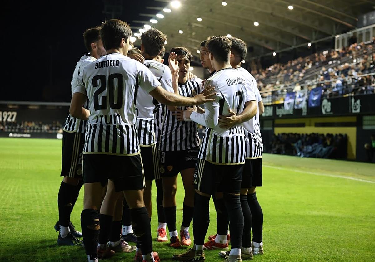 Los jugadores del Real Unión celebraron cuatro tantos el sábado en el choque ante el Utebo.