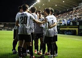 Los jugadores del Real Unión celebraron cuatro tantos el sábado en el choque ante el Utebo.