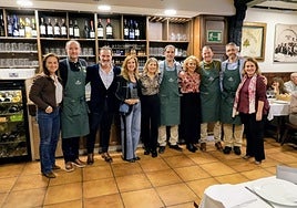 Miembros de la junta directiva de Gizartea y representantes de la bodega.
