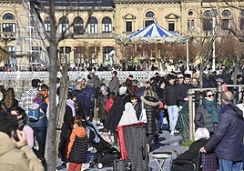 Multitud de gente paseando por el paseo de La Concha en Donostia.