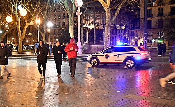 Un coche patrulla de la Ertzaintza, en el Boulevard donostiarra.