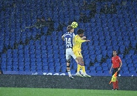 Carbonell gana un duelo aéreo bajo el diluvio ante el Valladolid en Anoeta.
