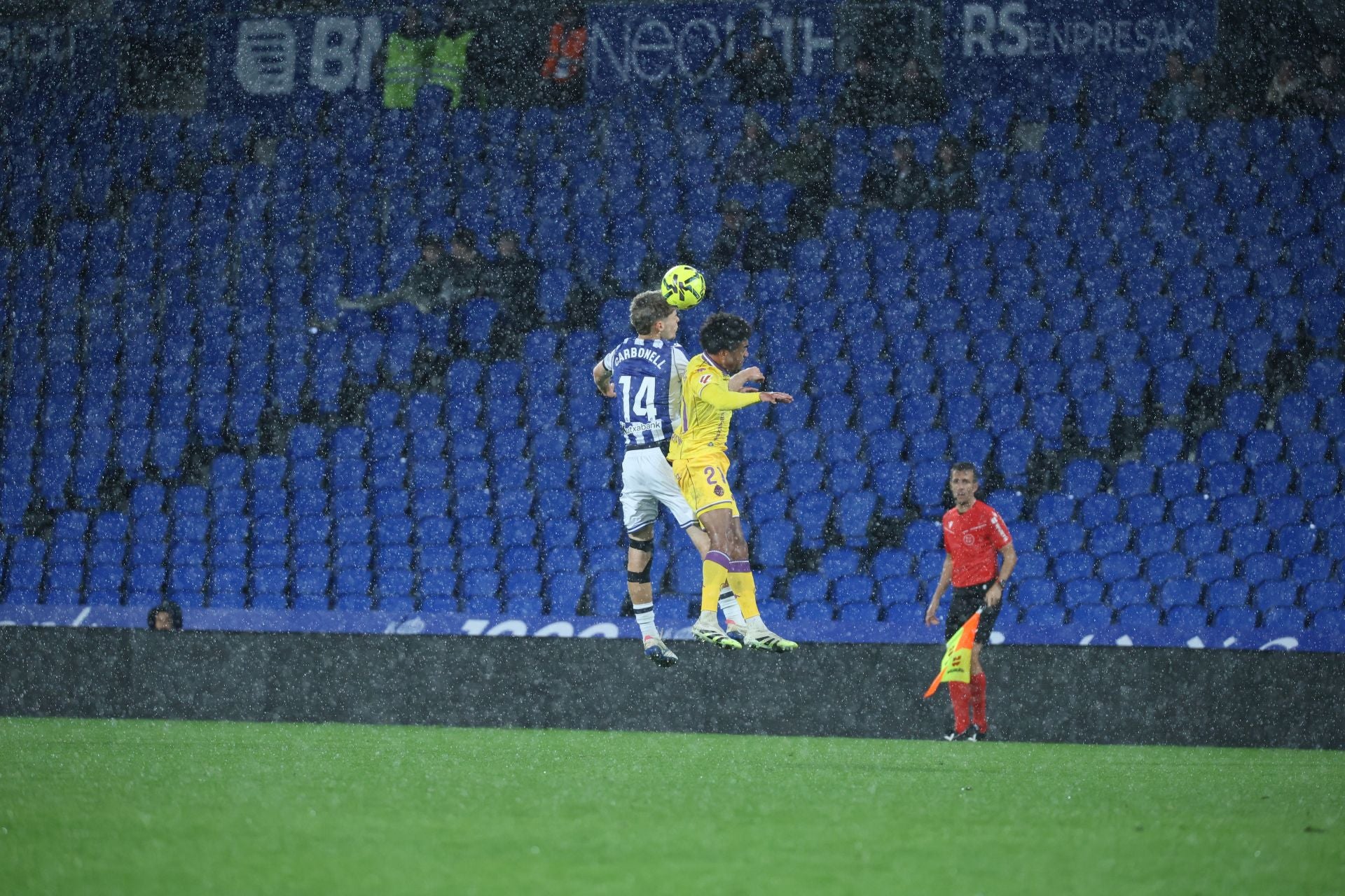Carbonell gana un duelo aéreo bajo el diluvio ante el Valladolid en Anoeta.