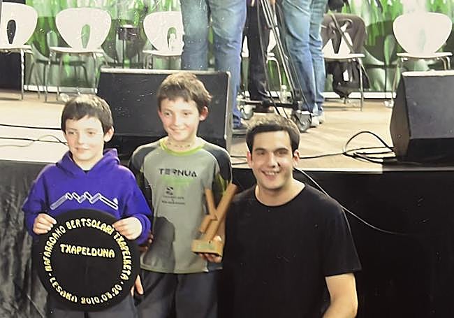 Xabat Sotok 2010ean lortutako txapelarekin eta Joanes ondoan duela.