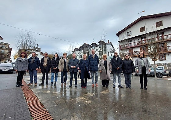 Los miembros del Consejo de Gobierno foral junto al alcalde y ediles de Urnieta.