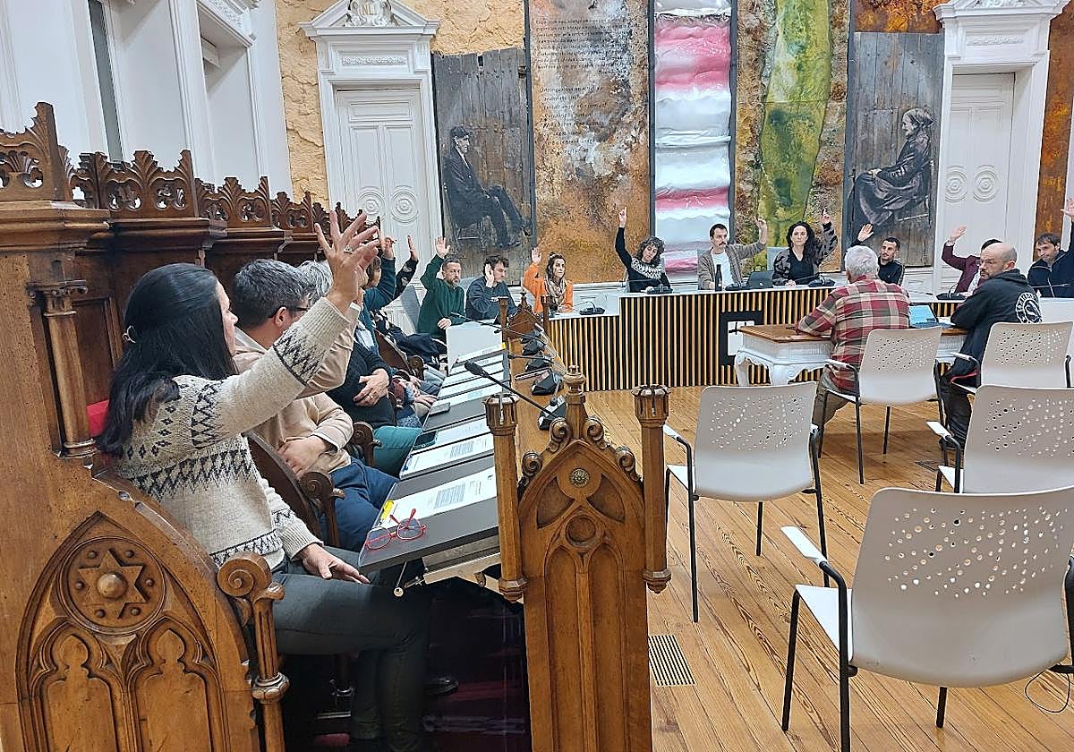 Ediles del PSE-EE en primer plano votando a favor.