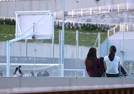 Dos alumnas en el patio de un centro educativo de Donostia.