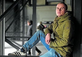 Julen Apellak estilo zainduz eta xehetasunak eta keinuak mimatuz eraikitzen du 'Sakelako bihotzak' bere azken lana.