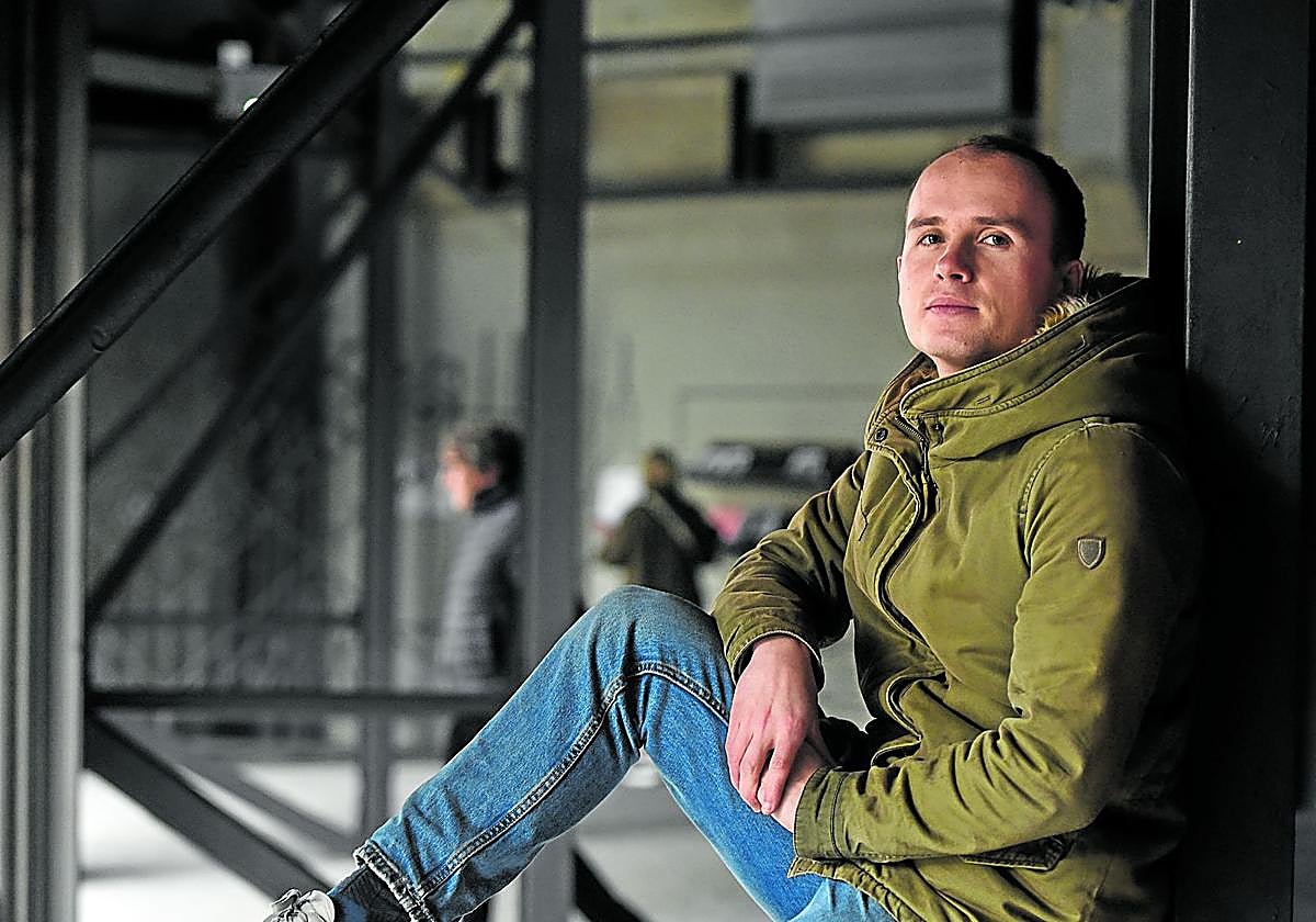 Julen Apellak estilo zainduz eta xehetasunak eta keinuak mimatuz eraikitzen du 'Sakelako bihotzak' bere azken lana.