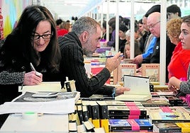 Inma Roiz eta Mikel Alvira liburuak sinatzen, Landako Gunean.