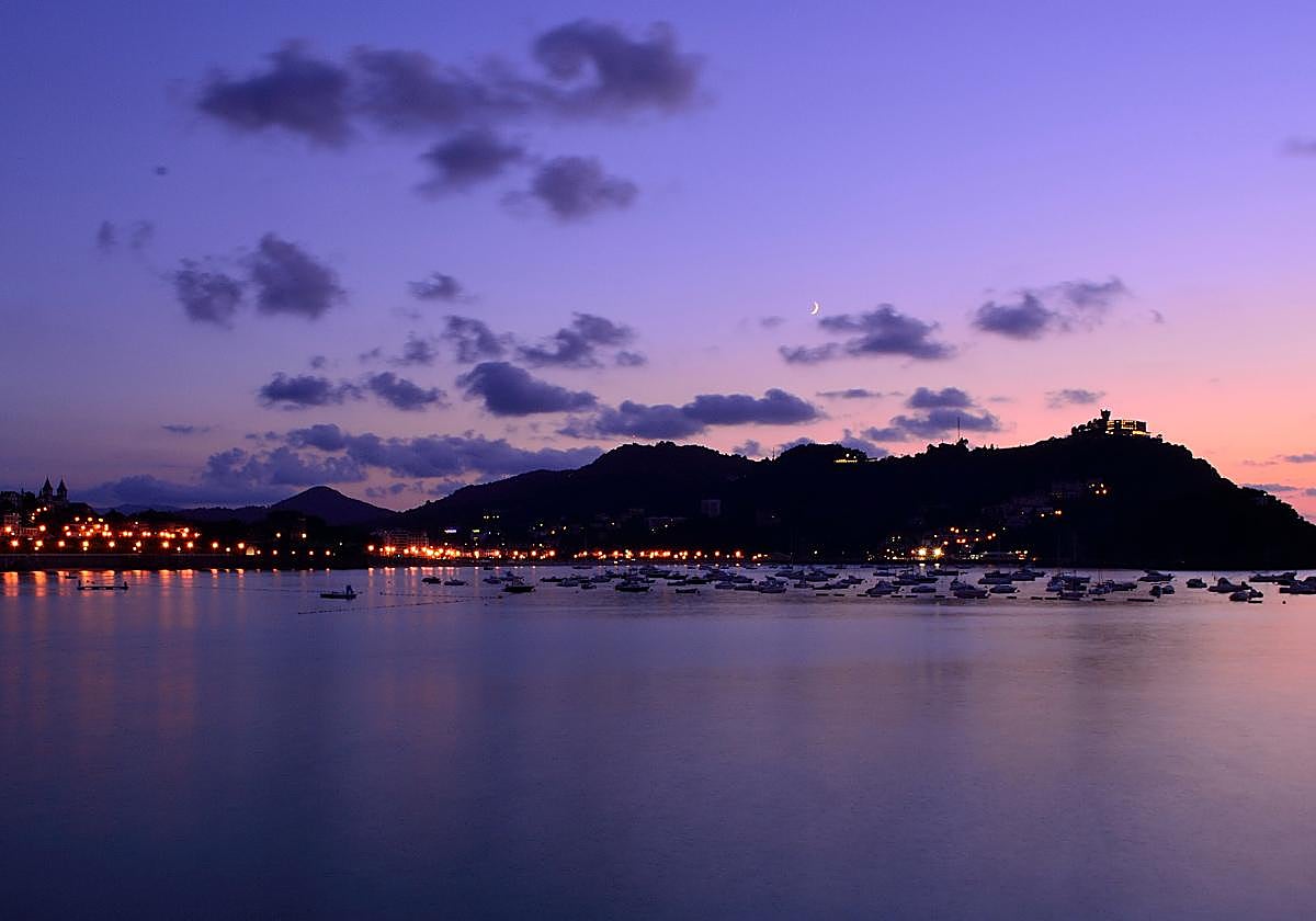 La noche se pone sobre la bahía de La Concha.