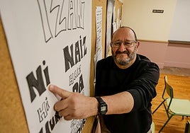 El madrileño Enrique Doménech señala una tabla de verbos en euskera en un aula del euskaltegi municipal de Pasaia.