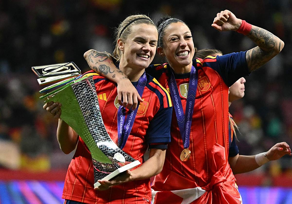 Irene Paredes, con el trofeo junto a Jenny Hermoso.