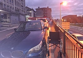 Denuncia Mikel: «La falta de zonas públicas para aparcar y la saturación de las existentes en Azkuene, Gomistegi, Gaiztarro y Bidebieta, conlleva a situaciones como las de la foto. Pasaia va a poner en marcha su ordenanza reguladora de estacionamiento y en estas zonas mencionadas el Ayuntamiento de Donostia, ¿tiene algo previsto? ¿Se va a dar solución a situaciones como esta y otras similares?».