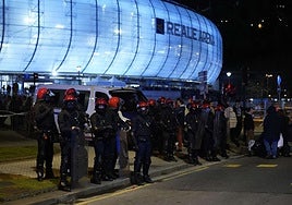 Ertzainas en los alrededores del estadio de Anoeta en los prolegómenos del Real Sociedad-PSG del 5 de marzo de 2024.
