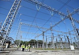 Varios técnicos y operarios de Red Eléctrica en la subestación eléctrica de alta tensión de Hernani.