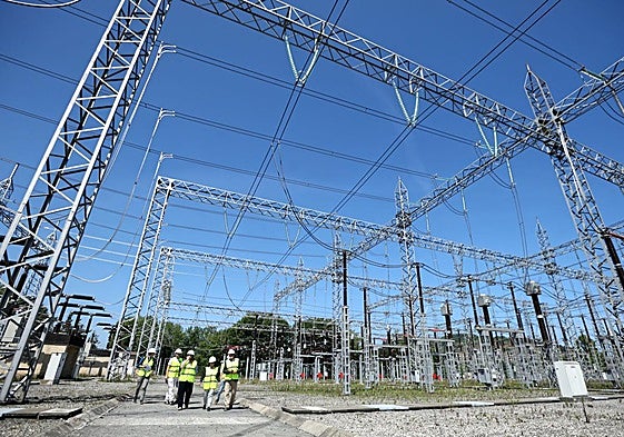 Varios técnicos y operarios de Red Eléctrica en la subestación eléctrica de alta tensión de Hernani.
