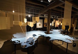 Maqueta con las escalas del segundo viaje de Elcano, en el museo donostiarra.