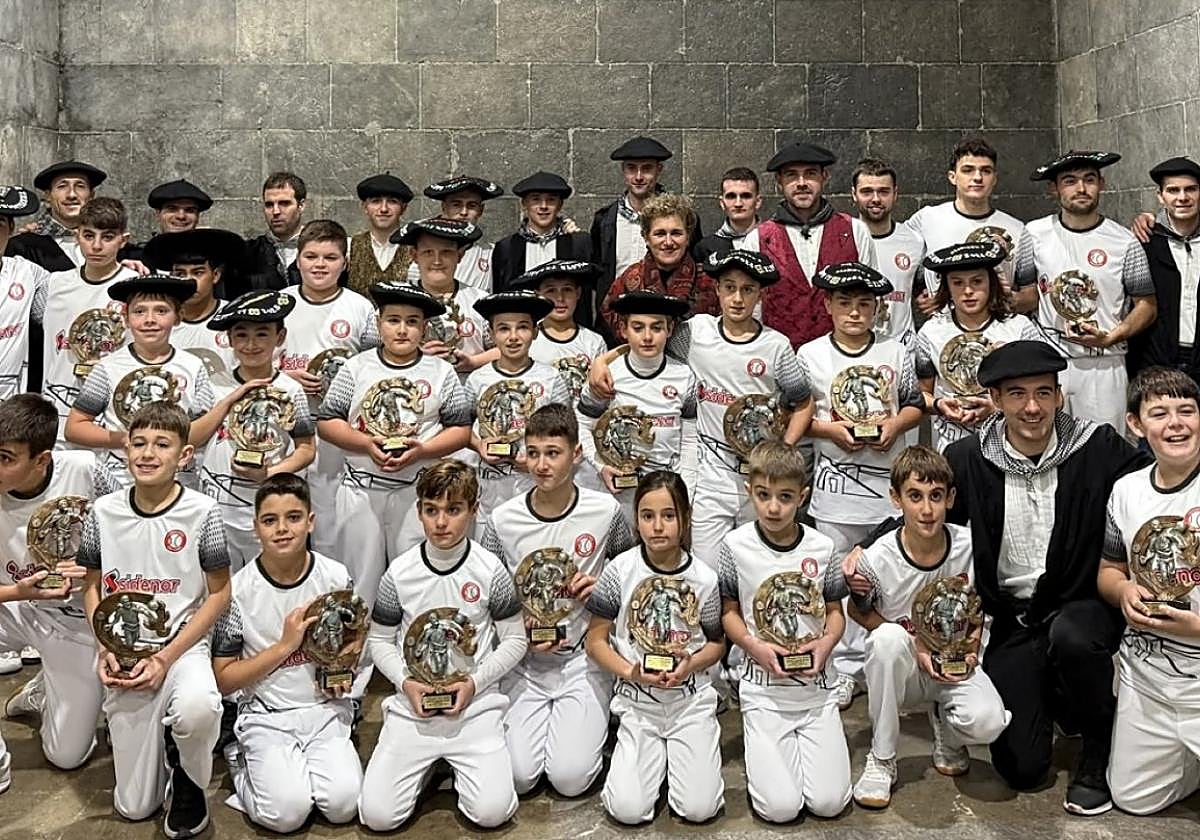 51. edizio honetako finalistak euren txapelekin eta oroigarriekin.