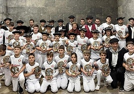 51. edizio honetako finalistak euren txapelekin eta oroigarriekin.