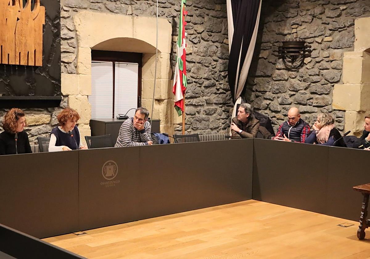 Algunos de los ediles de EH Bildu, con la alcaldesa Joana Mendiburu, y de EAJ-PNV en el último pleno.