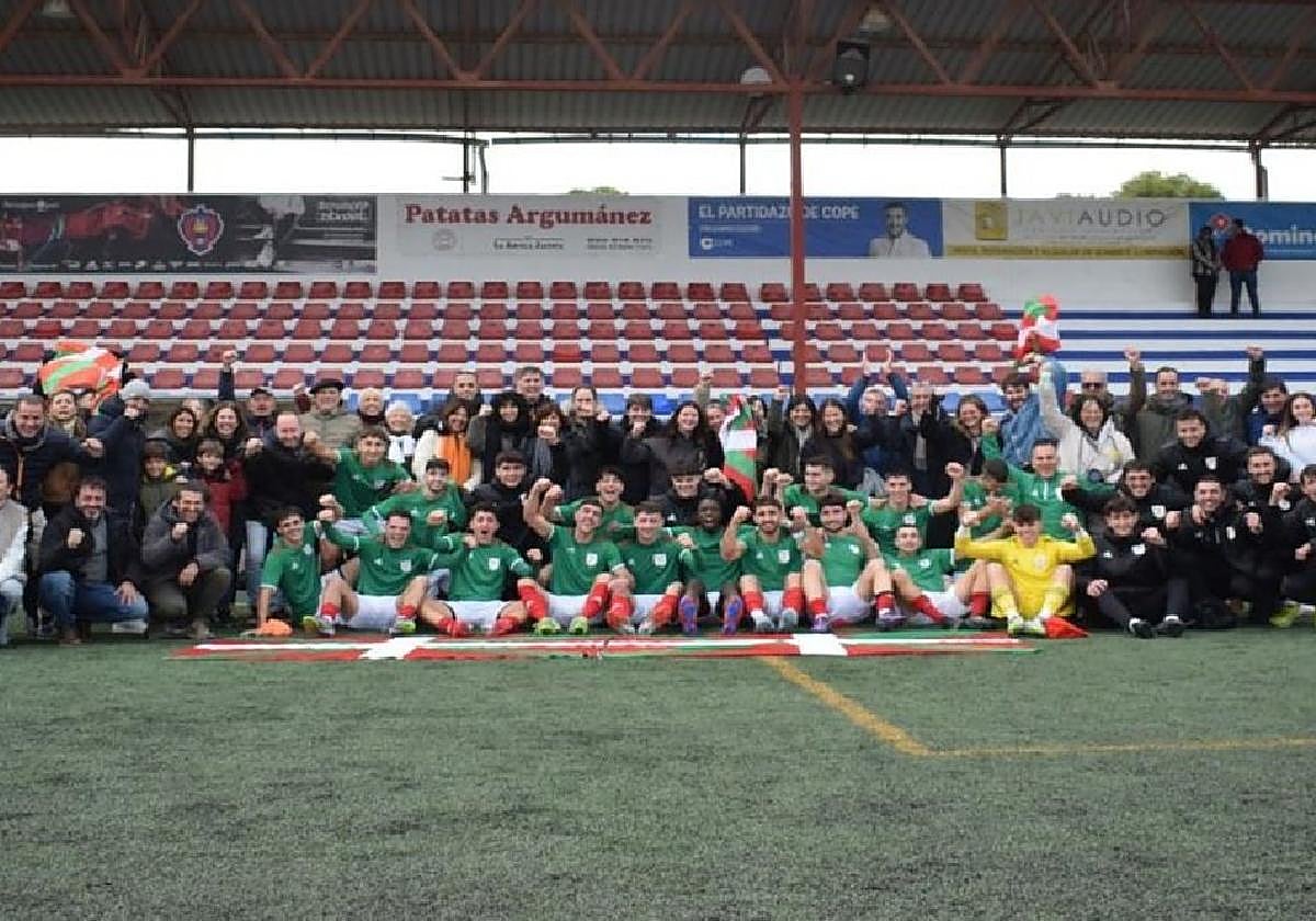 Tras la clasificación, los 18 futbolistas convocados, el staff técnico y las familias que les acompañaron en Alcázar de San Juan posaron así de contentos.