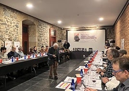 Manuel Ruiz lleva décadas sentando cátedra sobre el vino en Urretxu.