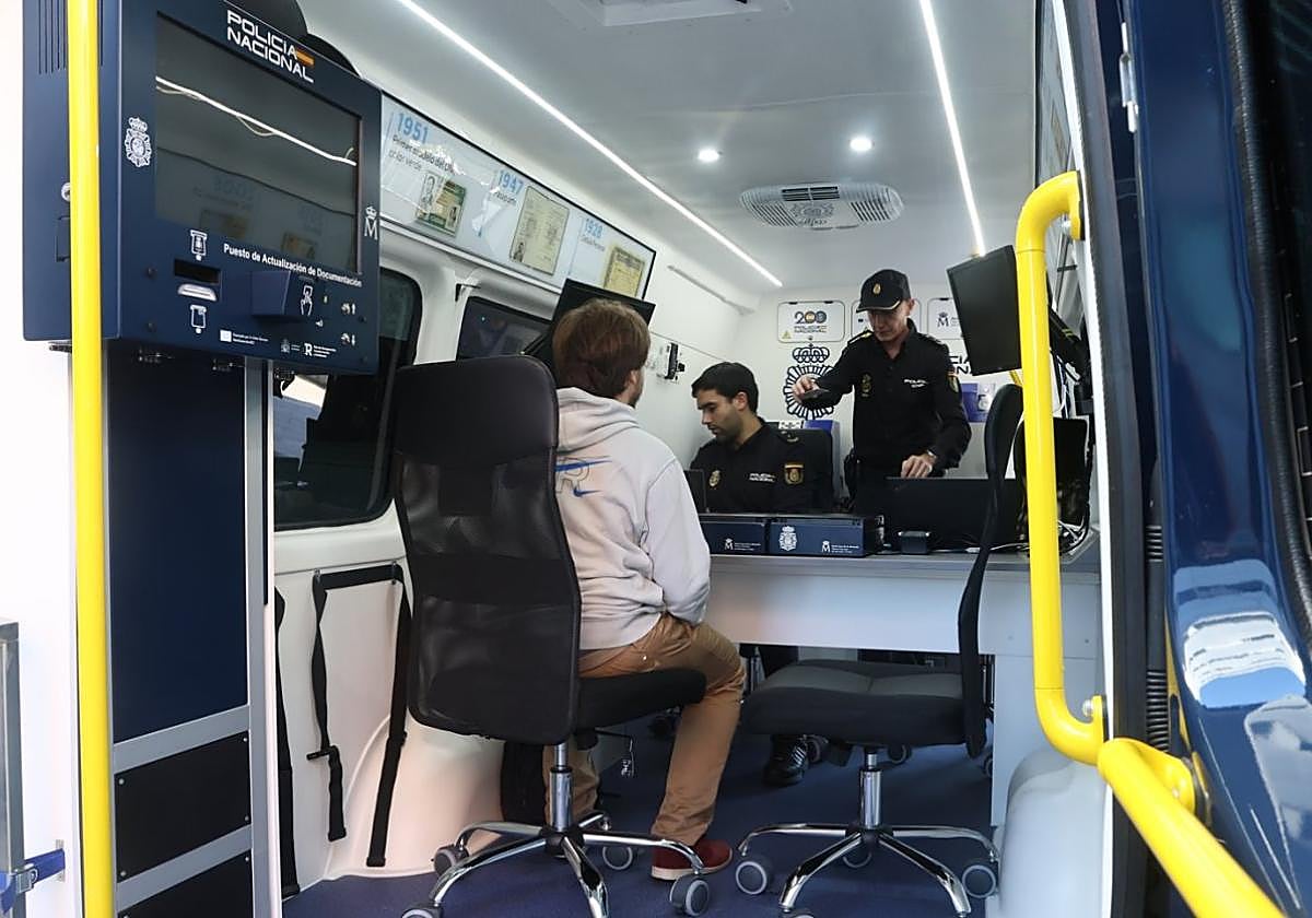 Un hombre renueva su documento de identidad en el servicio móvil de la Policía Nacional.