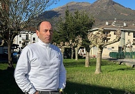 Óscar Elorza con el monte Mendaur al fondo, en Doneztebe-Santesteban, que ha subido unas 200 veces.