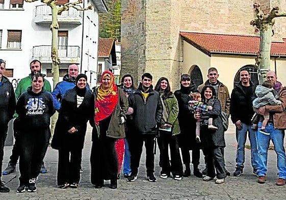 Herrian erroldatu diren hainbat lagunek hartu zuten parte ongietorrian.