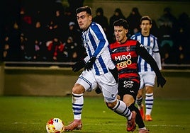 Barrenetxea conduce el balón ante un jugador del Reus.