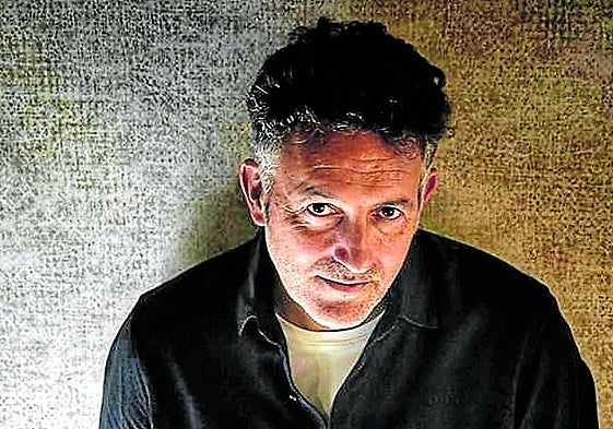 Mikel Santiago (Portugalete, 1975) dice que su nuevo libro «es una buena entrada para quienes nunca me han leído».