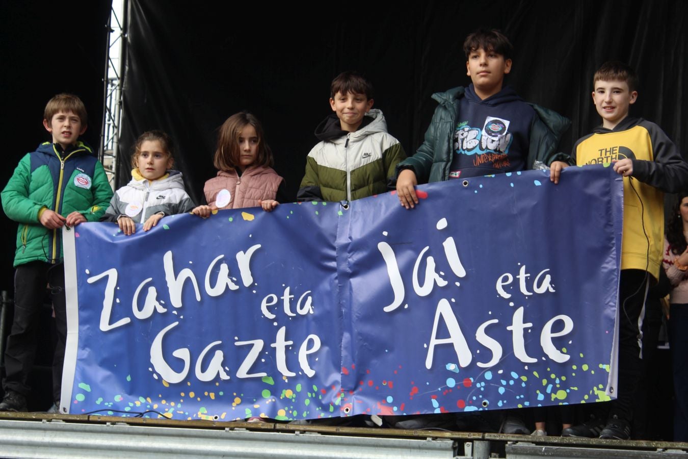 Kantuz eta euskaraz ospatu dute Euskararen Eguna