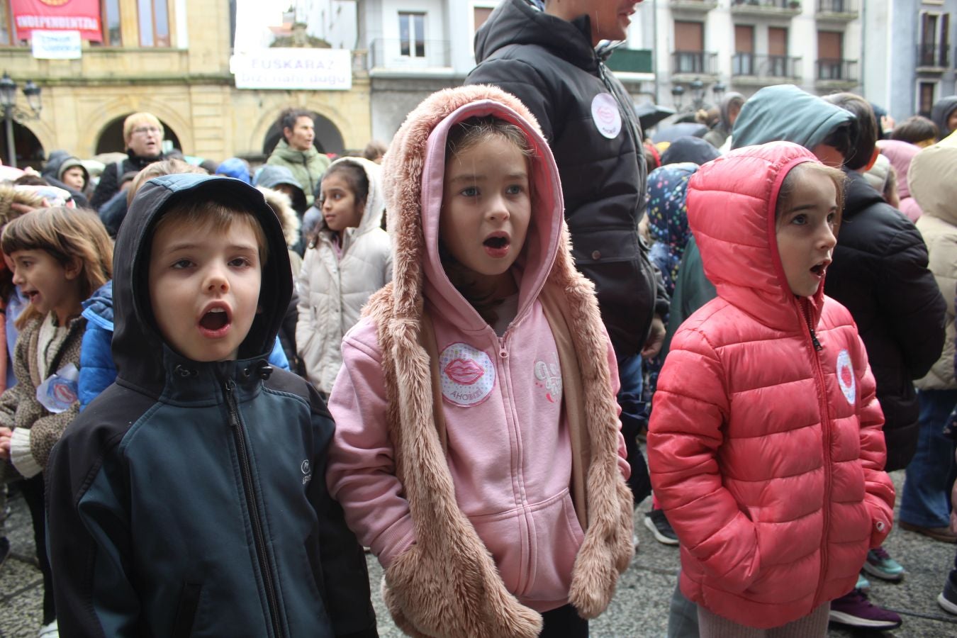 Kantuz eta euskaraz ospatu dute Euskararen Eguna