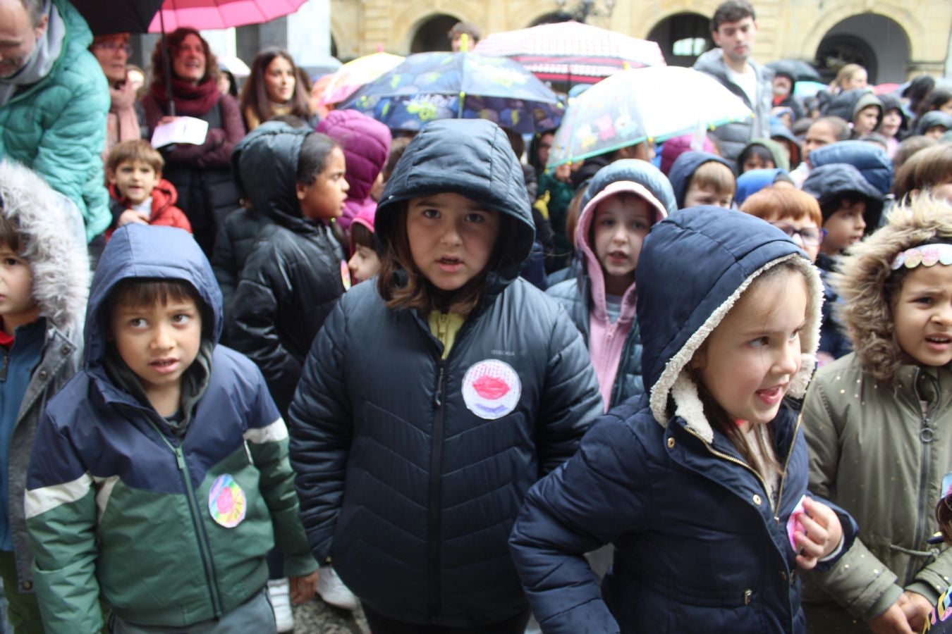 Kantuz eta euskaraz ospatu dute Euskararen Eguna