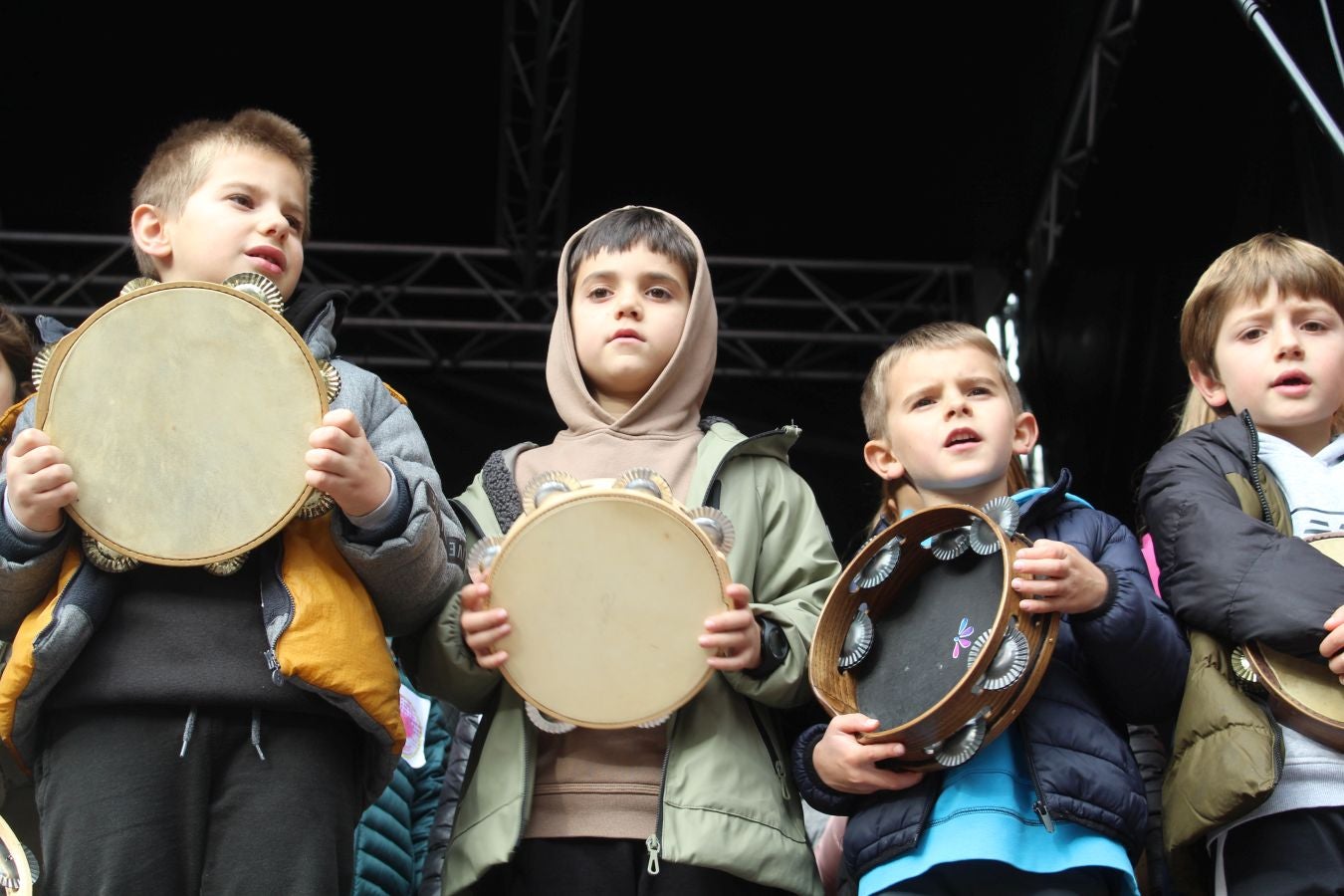 Kantuz eta euskaraz ospatu dute Euskararen Eguna