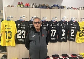 El Abuelo posa en el vestuario del Reus Reddis.