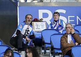 Juan Lecea y Gemma Saldias homenajearon a su hija Ane con un ramo de flores y una foto en su butaca de Anoeta en el partido contra el Villarreal