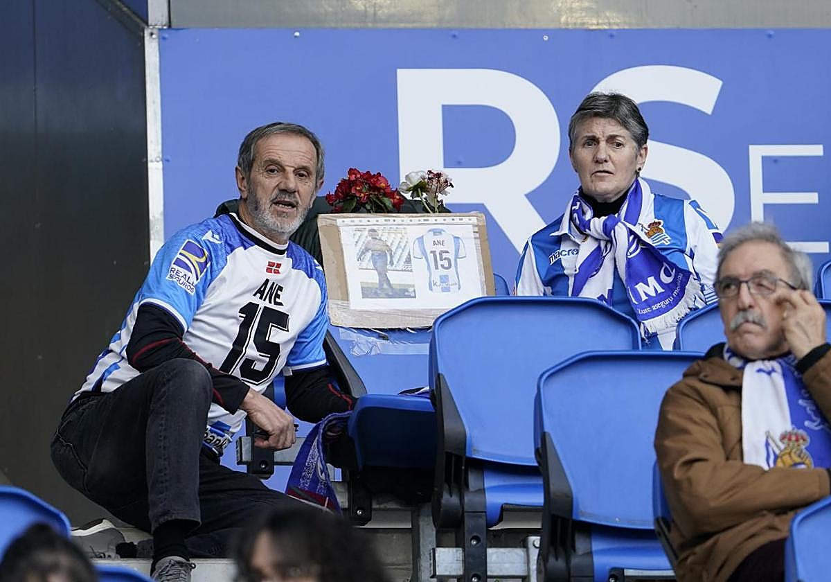 Juan Lecea y Gemma Saldias homenajearon a su hija Ane con un ramo de flores y una foto en su butaca de Anoeta en el partido contra el Villarreal