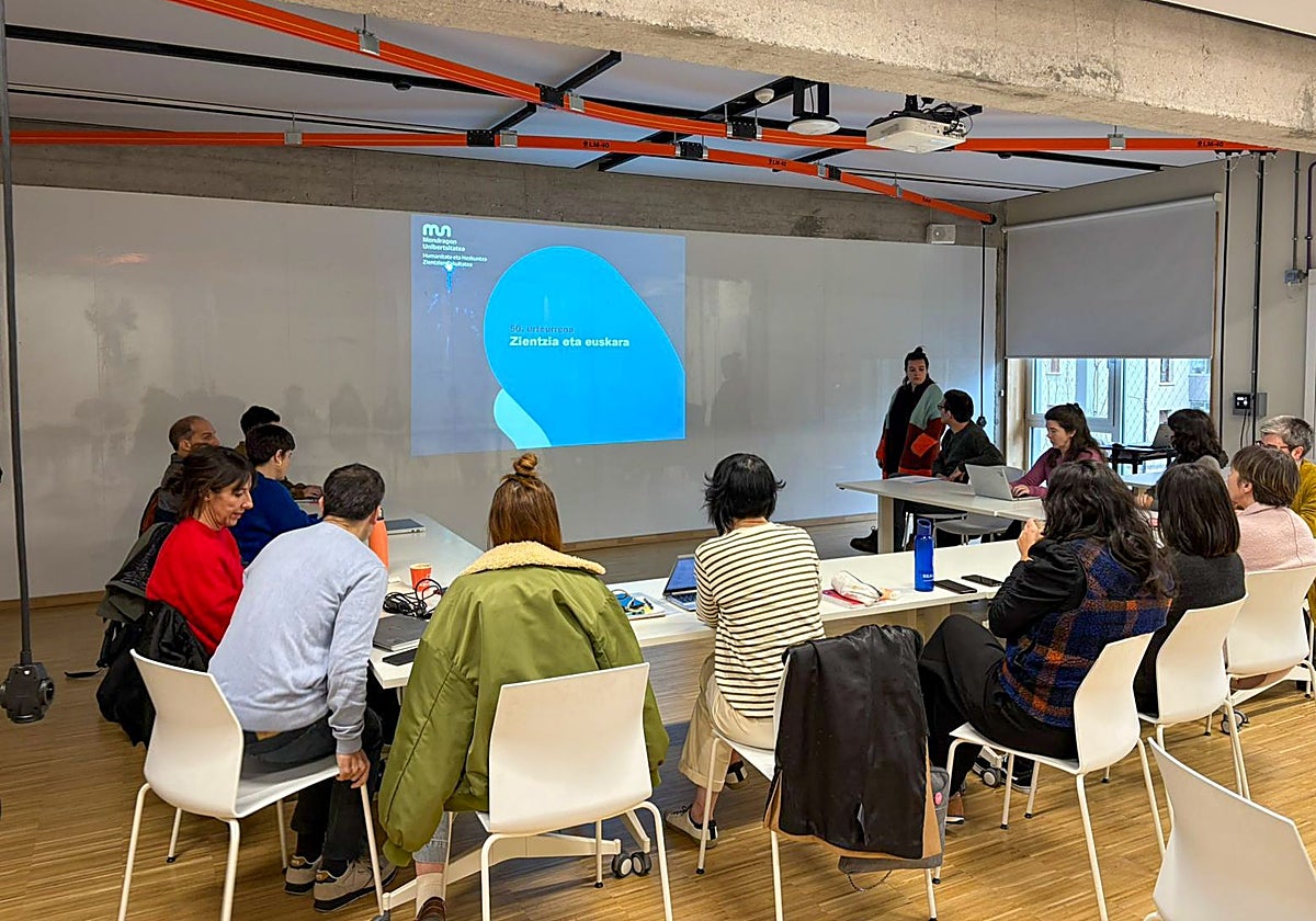Euskal zientziaren ekoizpenaren garrantzia nabarmendu dute gaurko topaketan.