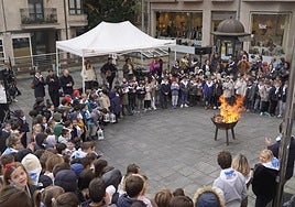 Mariren bisitak eta omenaldiak bete zuten Beasain Euskararen Egunean