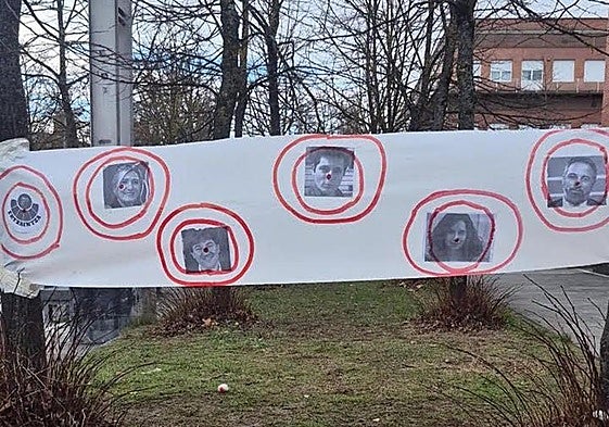 El PSE denuncia la aparición de un cartel amenazante en Vitoria con fotografías de Andueza y otros políticos en una diana