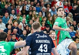 Julen Mujika se eleva en el partido ante el Flensburg.