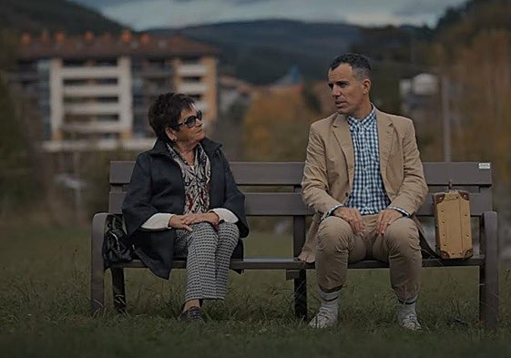 La veterana comerciantes Angelines y Kepa Errasti en el papel de Forrest Gump