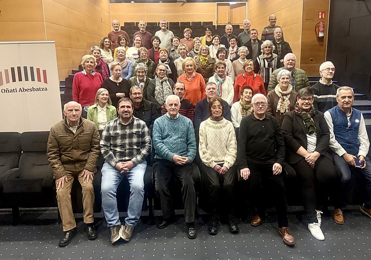La presentación del 60 aniversario realizada ayer en Kultur Etxea terminó con esta foto para el recuerdo..