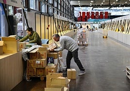 Erakusmahaiak atontze lanetan, Landako ia prest da kulturzaleak hartzeko.