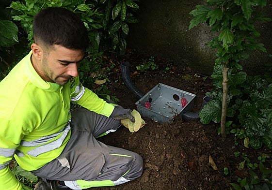 Antonio Quesada, responsable en Euskadi de la empresa Lokímica, soterrando uno de los portacebos que hay en Bidebieta.