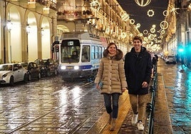 Ane Oyarbide y Jon Insasuti pasean por la via Po de Turín, junto a la piazza Vittoria Veneto.